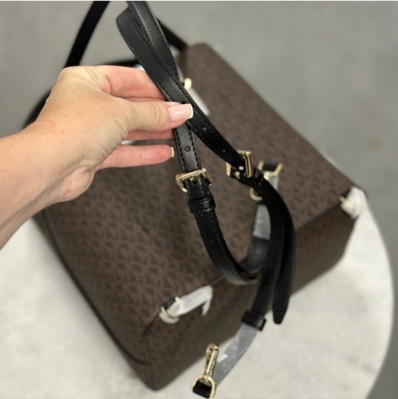 Michael Kors bucket bag convertible backpack - Picture 4 of 6